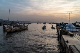 Accra;-Ghana;-Jamestown;-fishing-harbour;-Jamestown-harbour;-breakwater;-quay;-pirogue;-wooden-fishing-boat;-sunrise;-skyline;-port-infrastructure;-artisanal-fishing;-fishing-community;-Gulf-of-Guinea;-West-Africa;-modernisation;-documentary-photography;-Kaleidos;-Kaleidos-images;-La-parole-à-limage;-Stories-Pictures;-Tarek-Charara